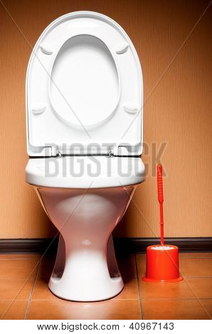 Bílý keramický čisté nové WC v koupelně