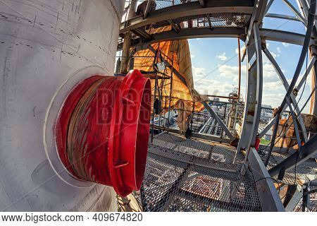 Ground Maintenance Of Reactor With A Large Inspection Hatch