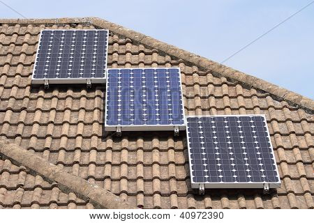 Solar-Photovoltaik-Module auf dem Dach des Hauses