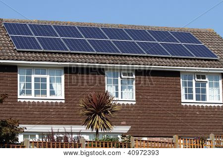 Solar-Photovoltaik-Module auf Haus Dach