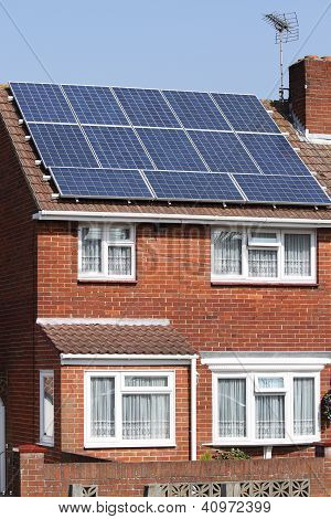 Solar-Photovoltaik-Module auf dem Dach des Hauses