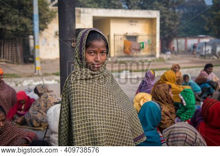 Varanasi. India. 07-02-2018. A Girl Is Waiting At The Varanasi Train Station The Arrival Of The Trai