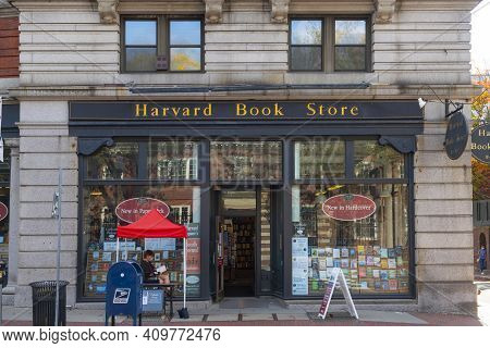 Cambridge, Ma, Usa - Oct. 1, 2020: Historic Harvard Book Store At 1256 Massachusetts Avenue Next To 