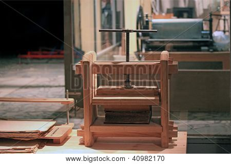 Presse en bois pour la reliure de livres dans l'atelier
