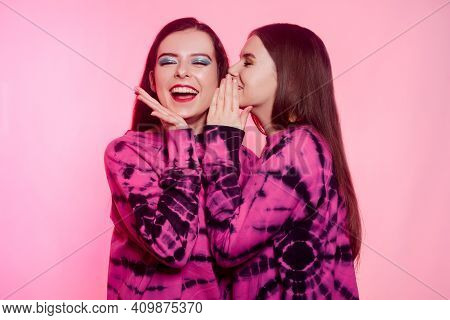 2 Girls In The Same Things With Bright Makeup. Brunette Girls, Sisters, Girlfriends, Twins Gossip, D