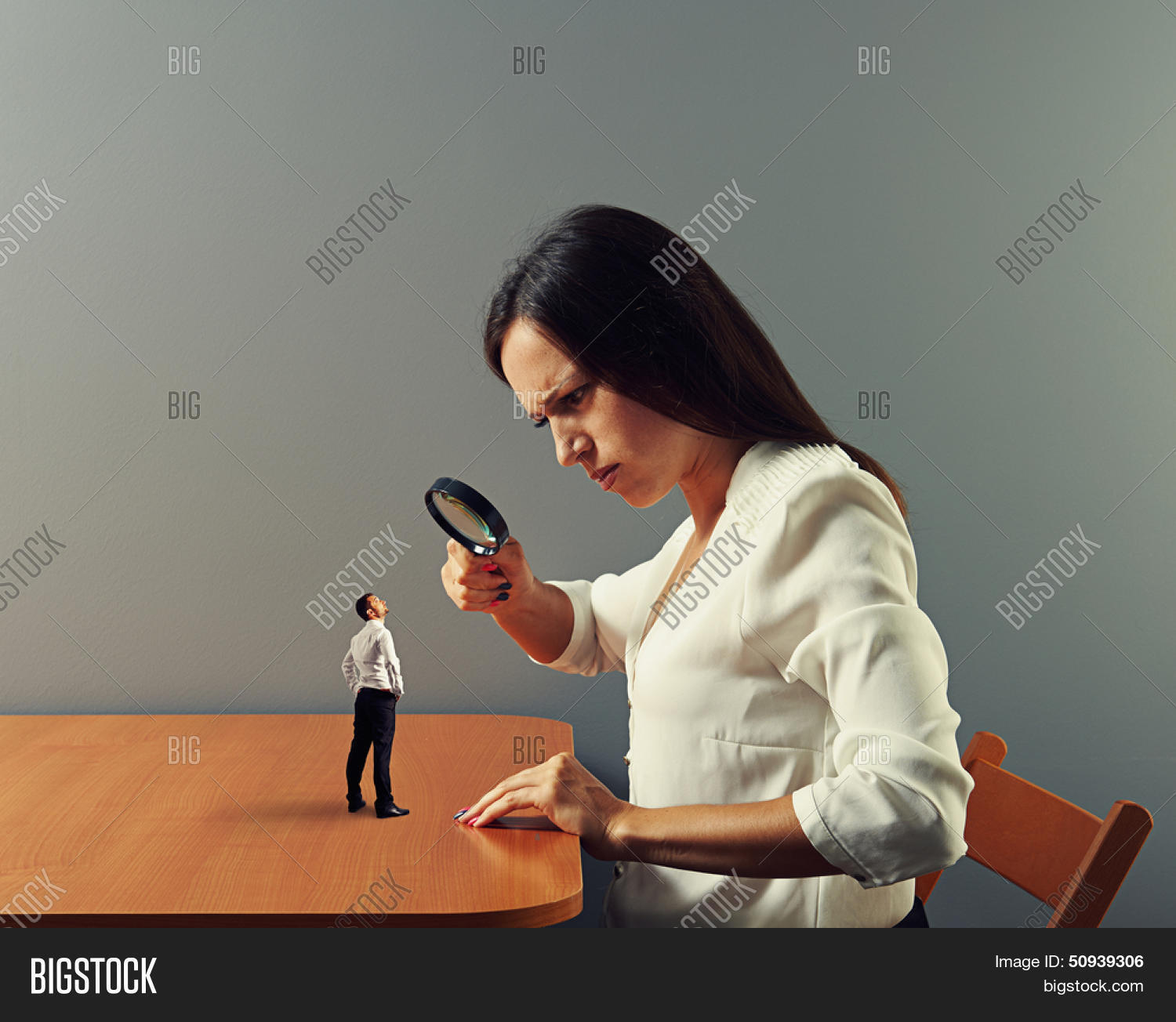 Мужчина и женщина смотрят фотоальбом. Фотоальбом детей и родителей. Он рассматривает всю меня. Он рассматривает всю меня. Он рассматривает всю меня.