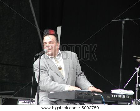 Blues pianista a zpěvák Mike Sanchez