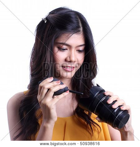woman is cleaning the len