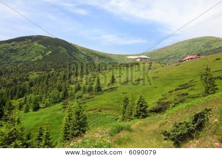 Vue sur la montagne l'été avec les bâtiments de la Station météo