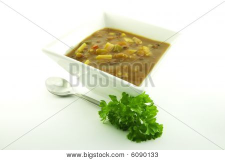 Sopa em uma tigela branca