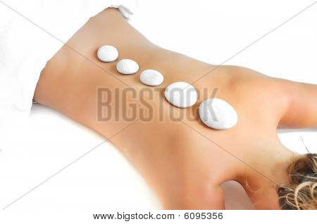 Žena dostává kámen masáž v lázních