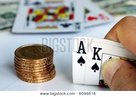 Playing blackjack uhkapeli pöydällä nippu dollarin kolikoita