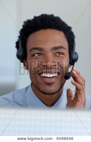 Empresário afro-americano em um Call Center