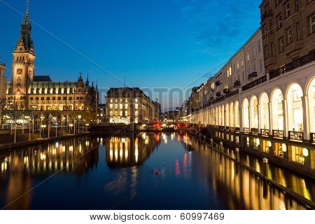 Alsterfleet and townhall at night