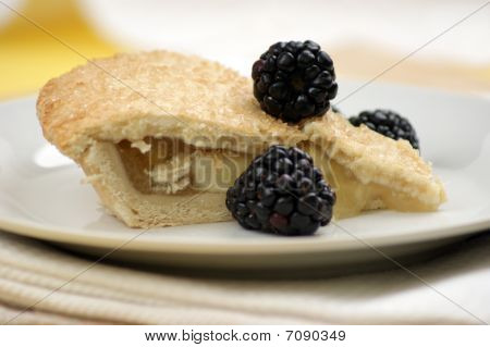 Home Made Bramley Apple Pie con le more