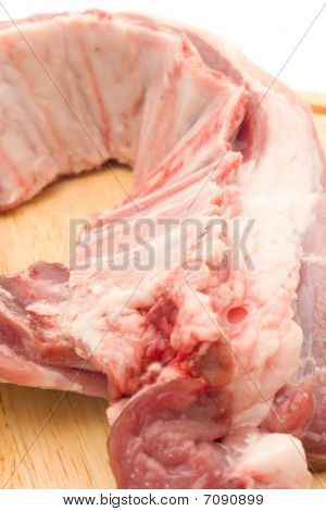 Closeup ของซี่โครงหมู Uncooked บน Hardboard