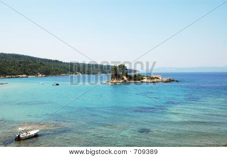 kleine Insel und Kirche