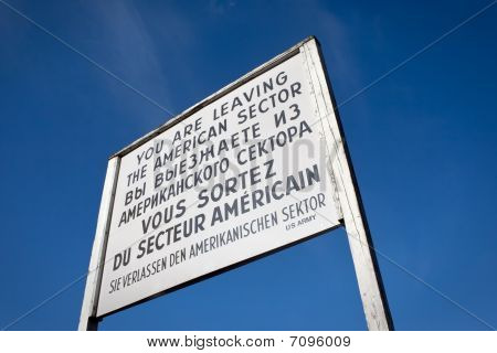 Znamení na Checkpoint Charlie, který rozdělil východní a západní Berlín