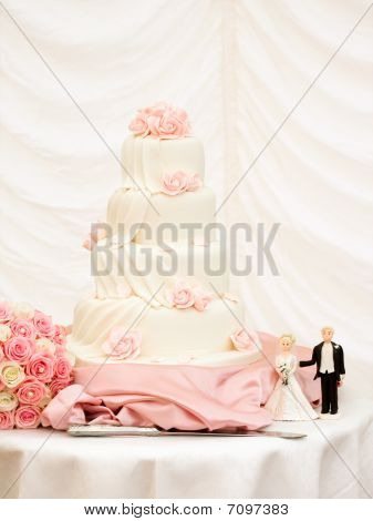 Gâteau de mariage de niveau quatre orné de roses Roses