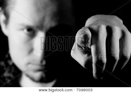 Uomo che punta il dito a te