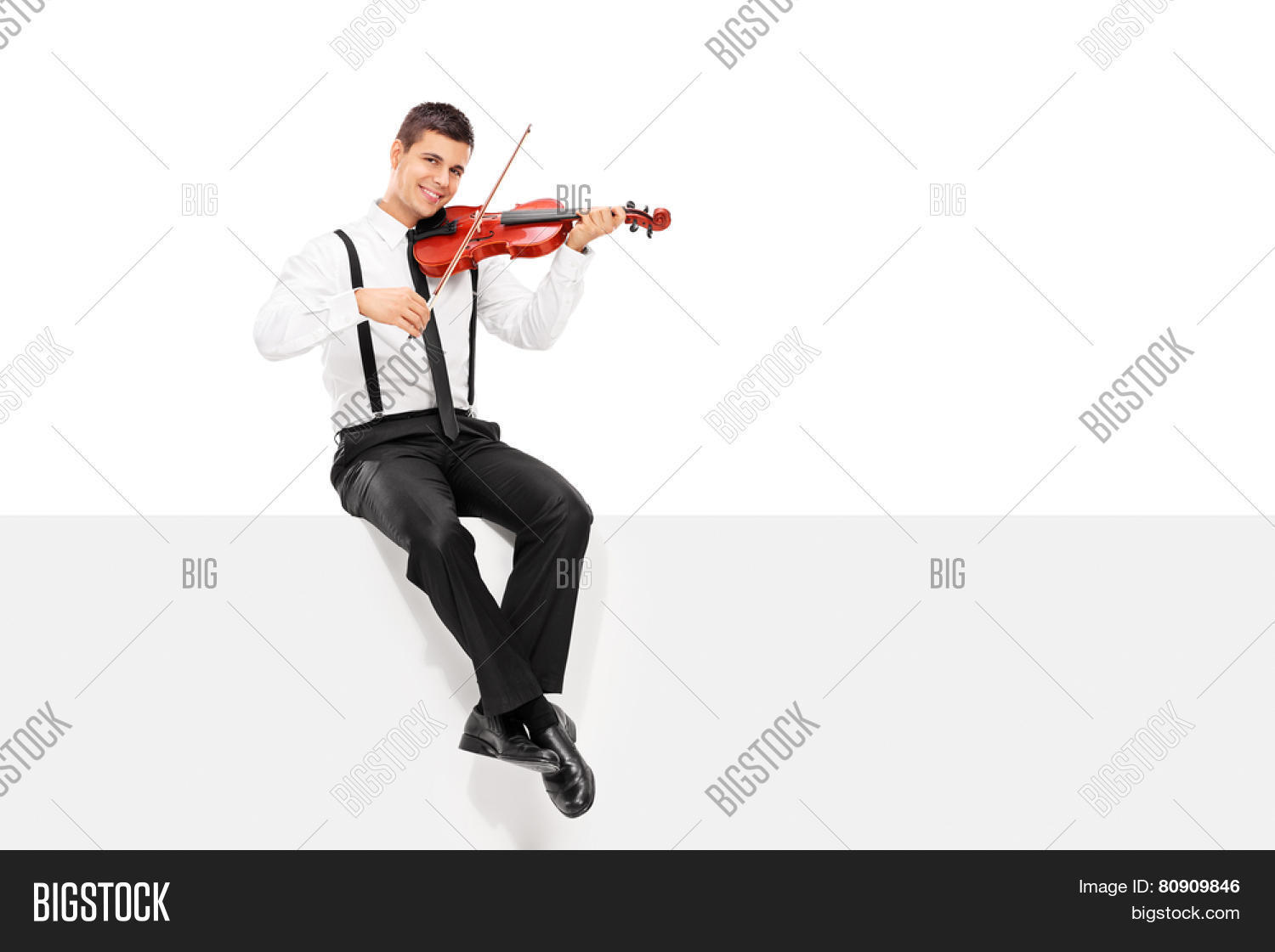 девушка играет на скрипке. одинокий скрипач. скрипач сидит. человек сидит со скрипкой. человек с музыкальным инструментом.