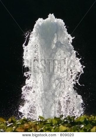 Fontaine sur fond noir