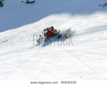 Aligns Snowcat Ski Piste