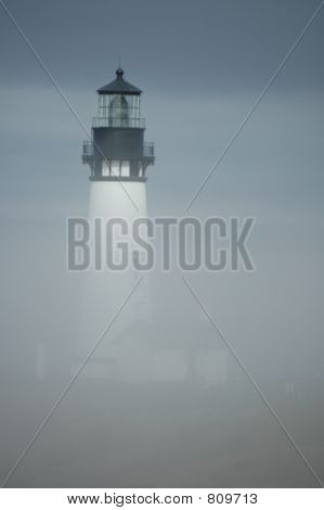 Faro di Yaquina Head in vert di nebbia