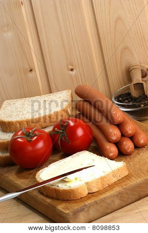 ไส้กรอก หรือที่เรียกว่า Knackwurst บนกระดานไม้