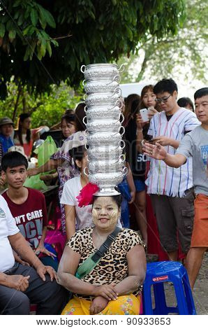 Mon woman carries pots on her head