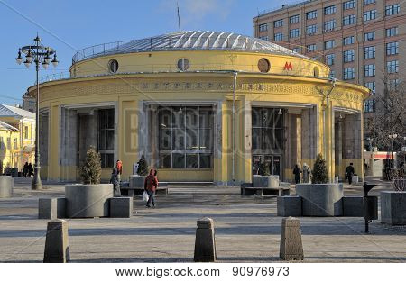 Entrance to the metro station 