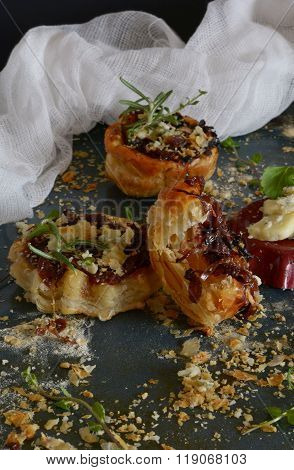Tarte Tatin with caramelized onions and cheese Dorblu