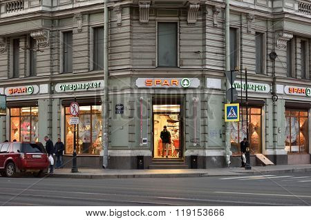 ST. PETERSBURG, RUSSIA - AUGUST 1, 2015: People at the supermarket SPAR, 12, Liteyny avenue. Founded in Netherlands in 1932, SPAR works in Russia since 2000