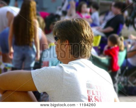 Um homem assistindo