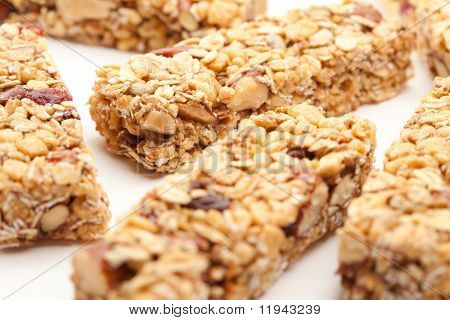 Várias barras de Granola isolado em um fundo branco com estreita profundidade de campo.