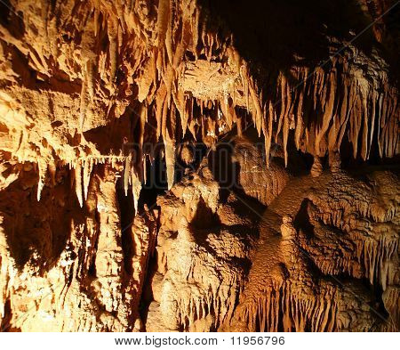 Stalaktyty i stalagmity w jaskini