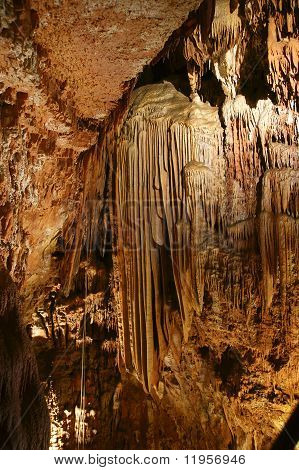 Stalaktyty i stalagmity w jaskini