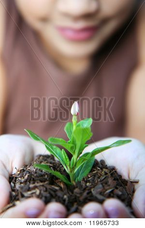 Mädchen mit eine neue Blume