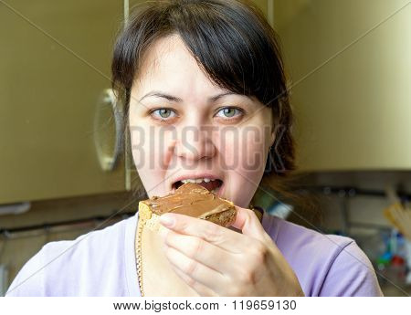 Girl eats a sandwich with chocolate