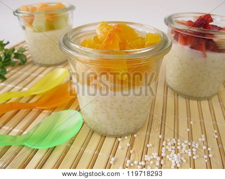 Tapioca pudding with fresh fruits