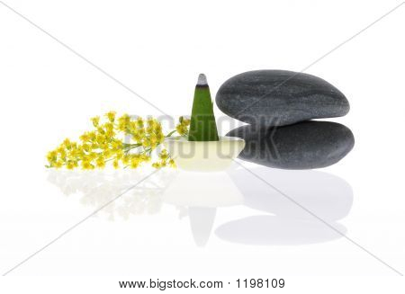Flor, guijarros y fragante incienso