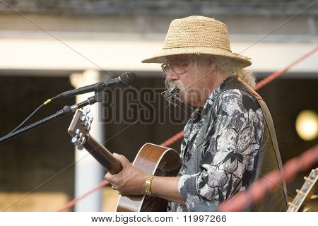 Nowy Jork - 30 lipca: Muzyk Arlo Guthrie wykonuje w parku Battery Castle Clinton na 30 lipca 2009