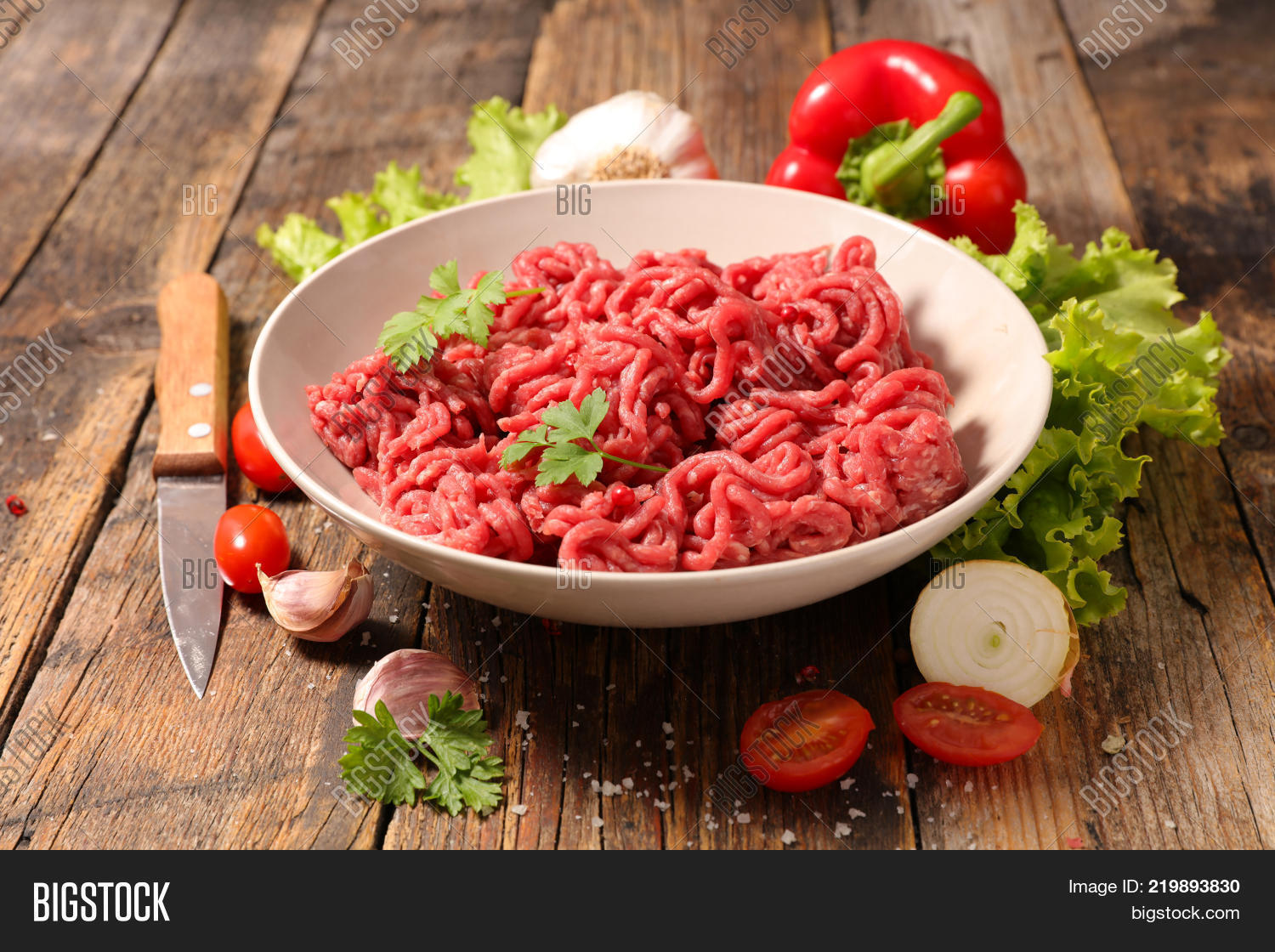 Добавить в фарш овощи. Добавить в фарш овощи. Мясо фарш. Фарш на столе. Говяжий фарш с помидором.