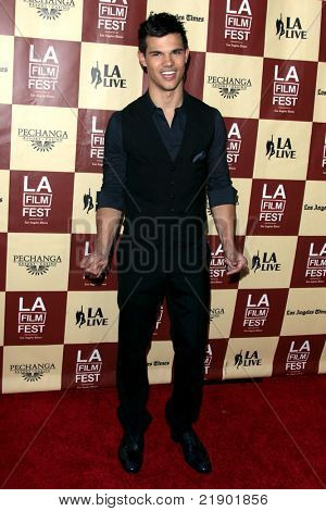 LOS ANGELES - JUN 21: Taylor Lautner dorazí na 
