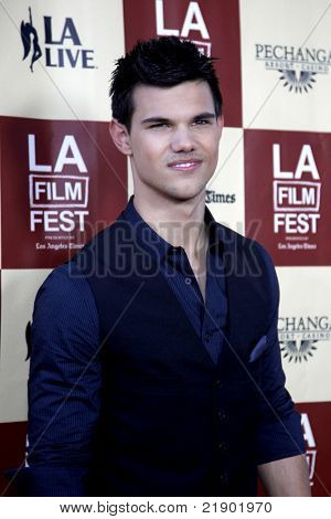 LOS ANGELES - JUN 21: Taylor Lautner dorazí na 