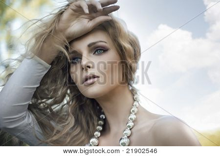 Retrato de uma jovem beleza loira