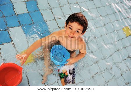 Attività estate e nuoto per bambini felici sulla piscina