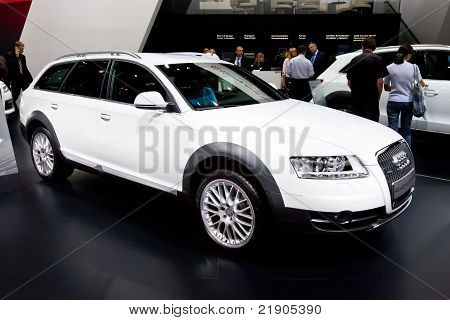 モスクワ, ロシア - 8 月 25 日: 白い車アウディ A6 Allroad モスクワ国際展 Interauto O で