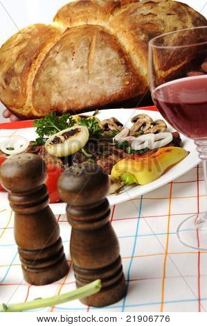 Delicious připravené a zdobené jídlo na stole, pepř a sůl