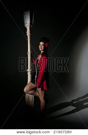 schöne, junge glamourösen Frau mit Licht Pole-Position